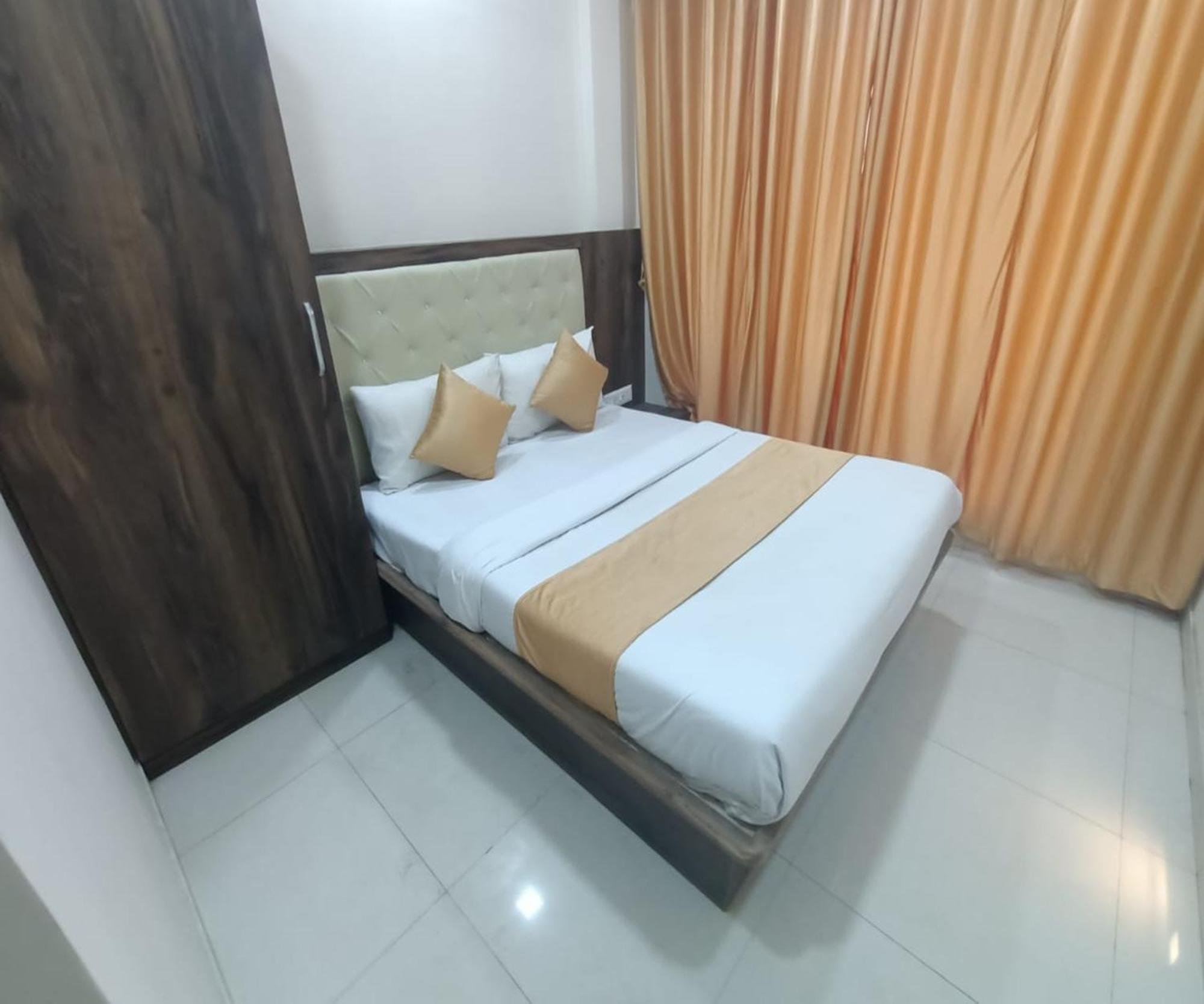 Hotel Om Sai นาวีมุมไบ ภายนอก รูปภาพ