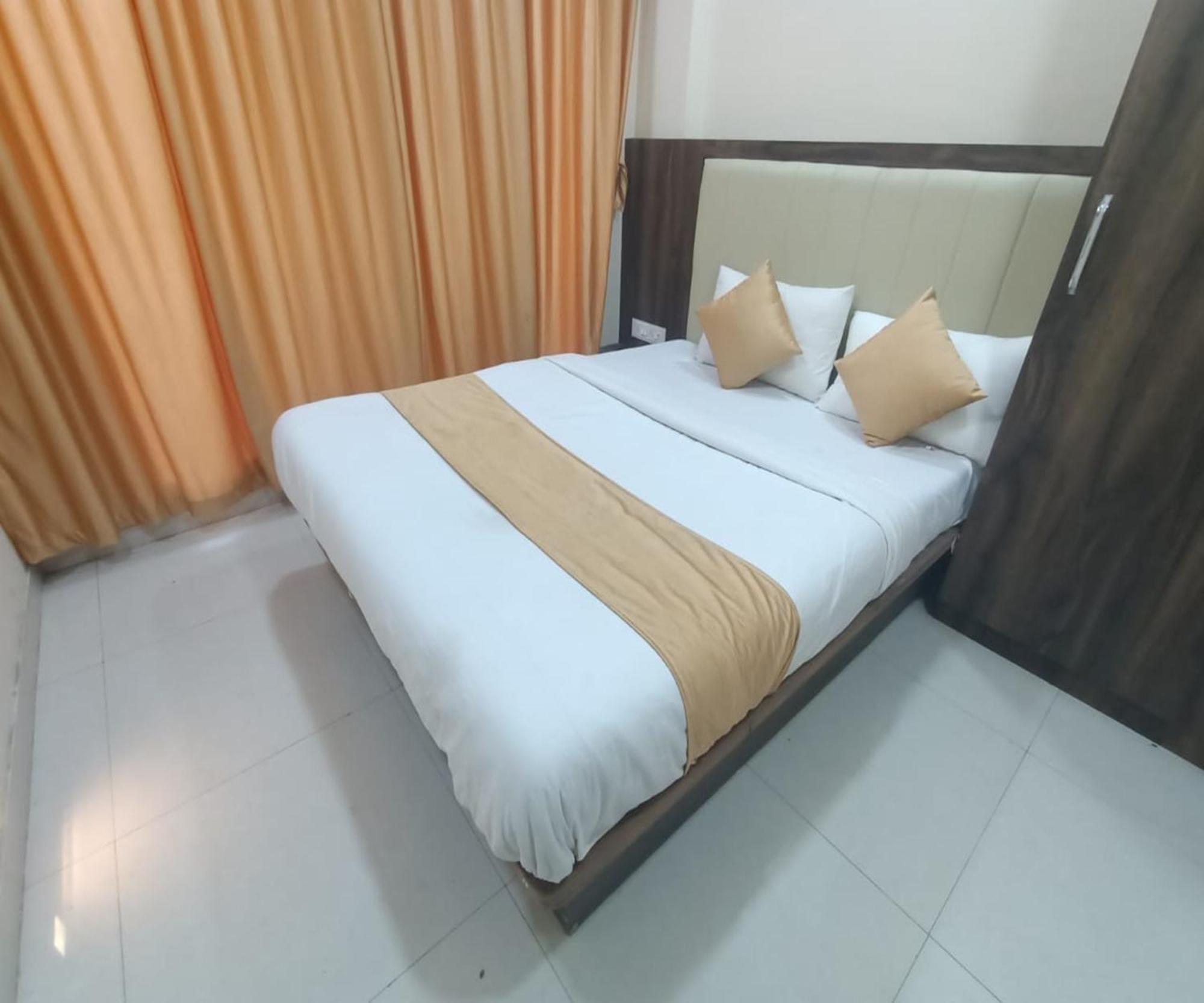 Hotel Om Sai นาวีมุมไบ ภายนอก รูปภาพ