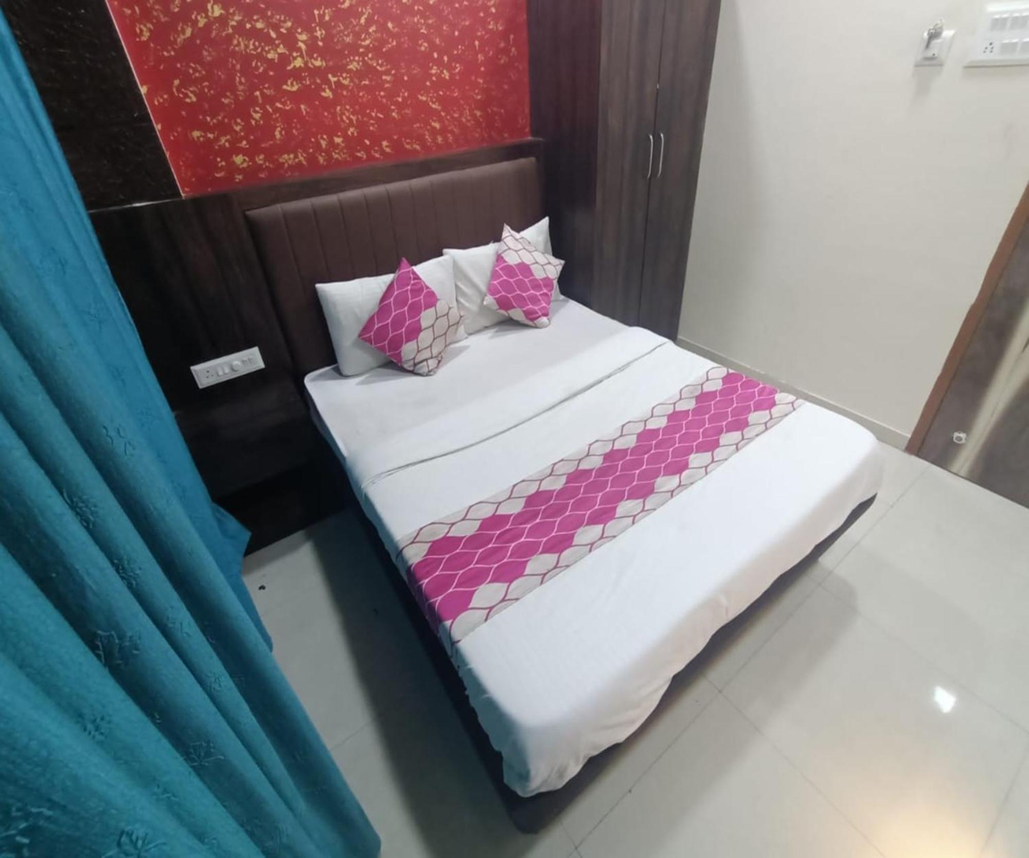 Hotel Om Sai นาวีมุมไบ ภายนอก รูปภาพ