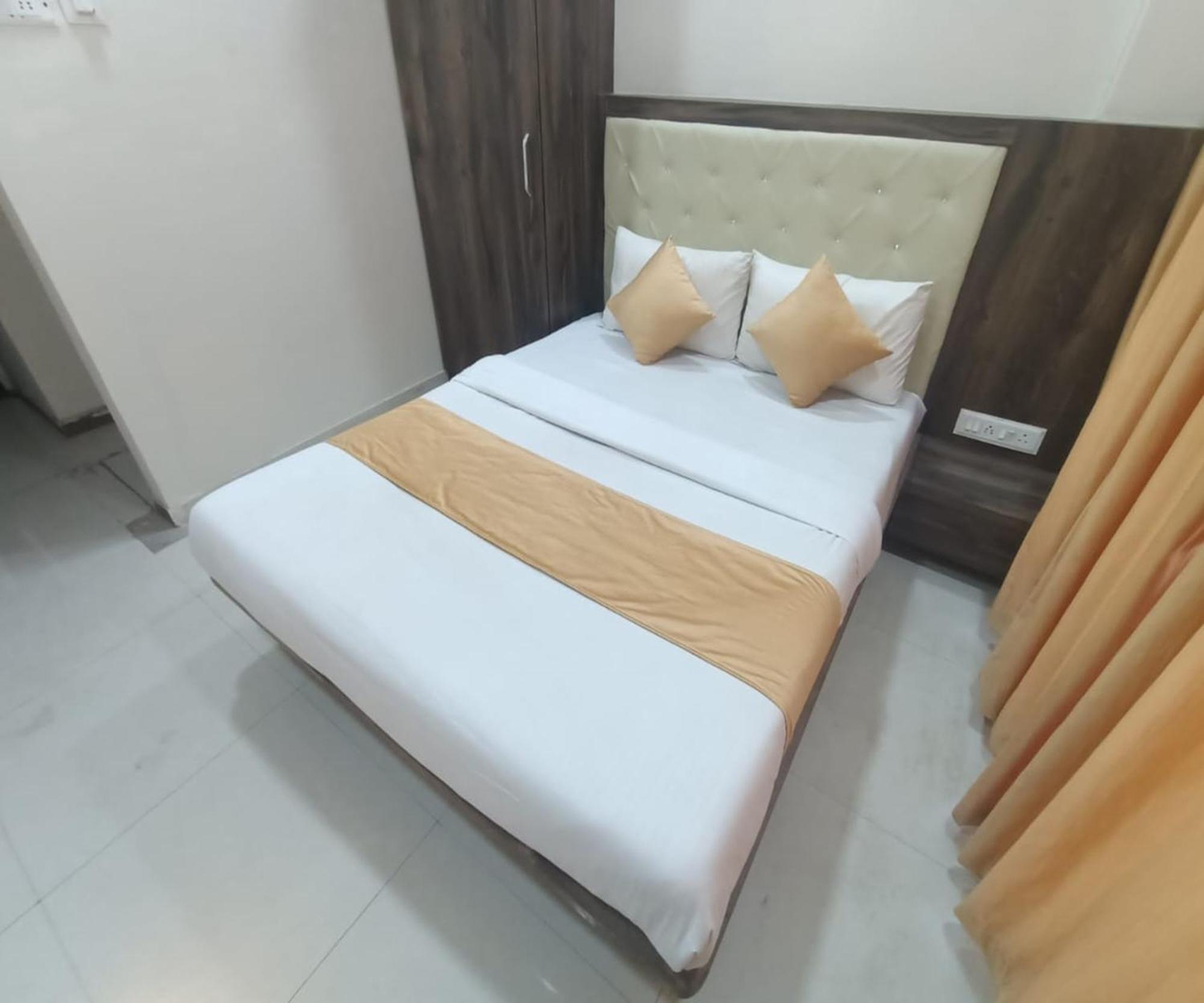 Hotel Om Sai นาวีมุมไบ ภายนอก รูปภาพ