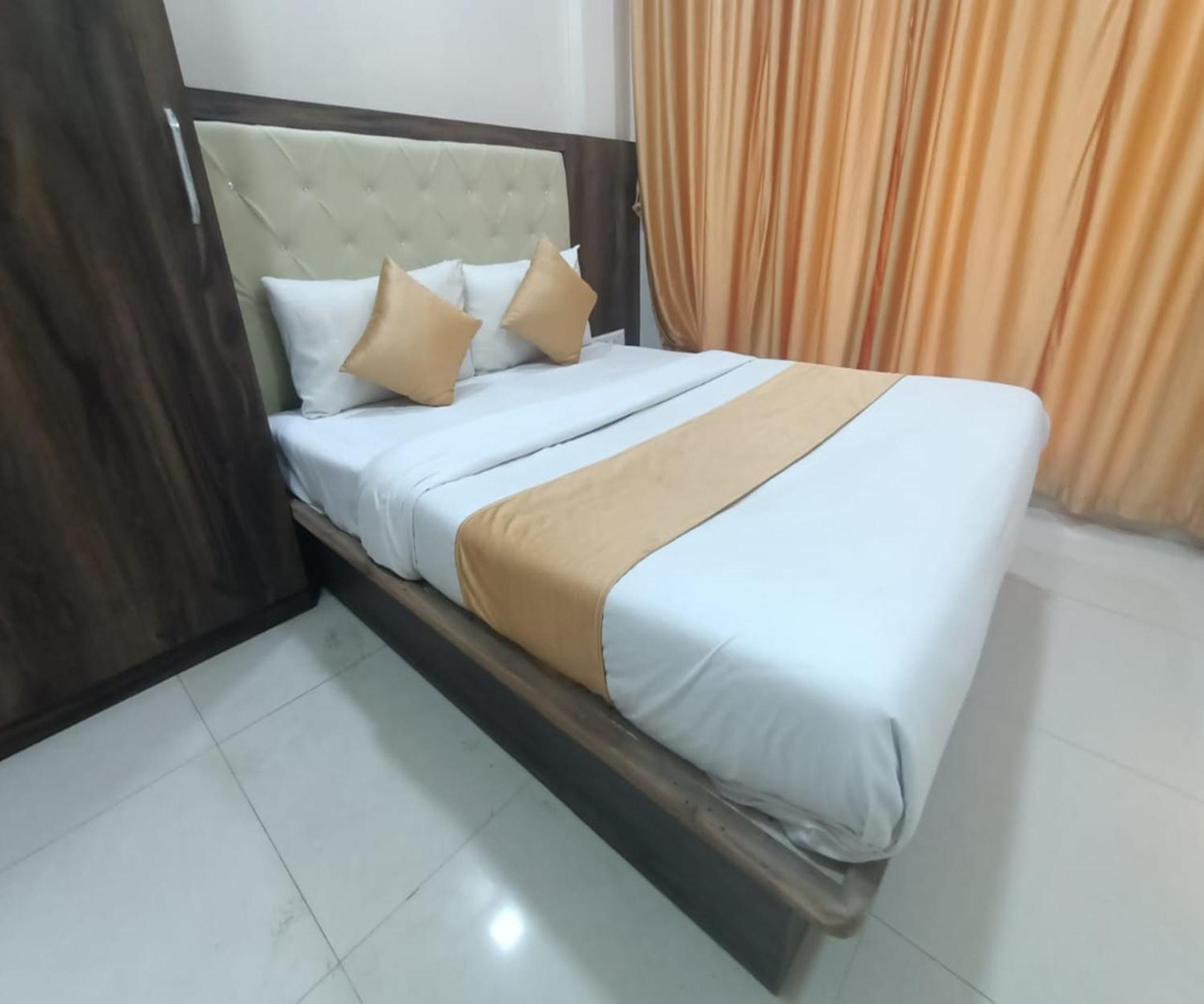 Hotel Om Sai นาวีมุมไบ ภายนอก รูปภาพ