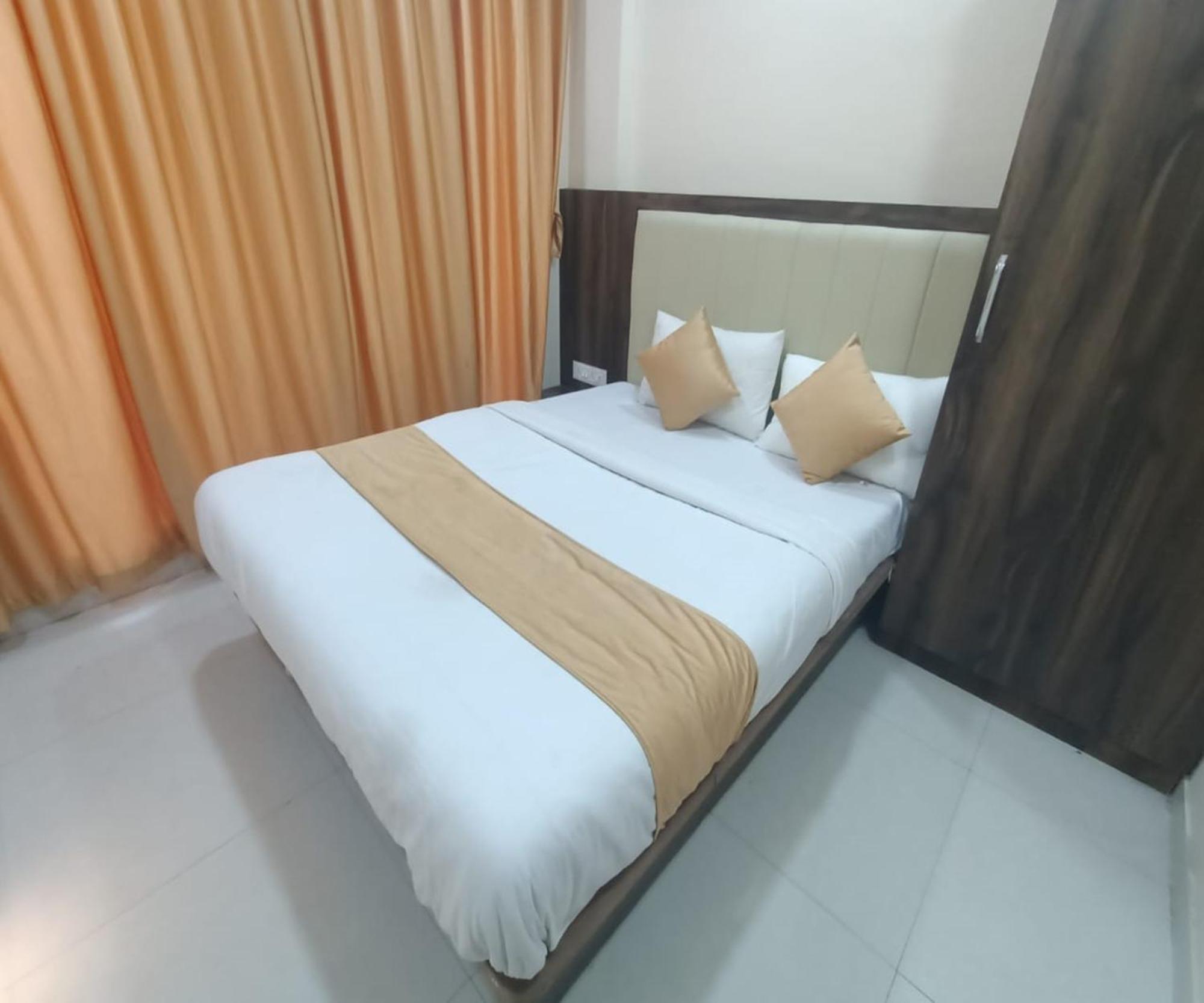 Hotel Om Sai นาวีมุมไบ ภายนอก รูปภาพ