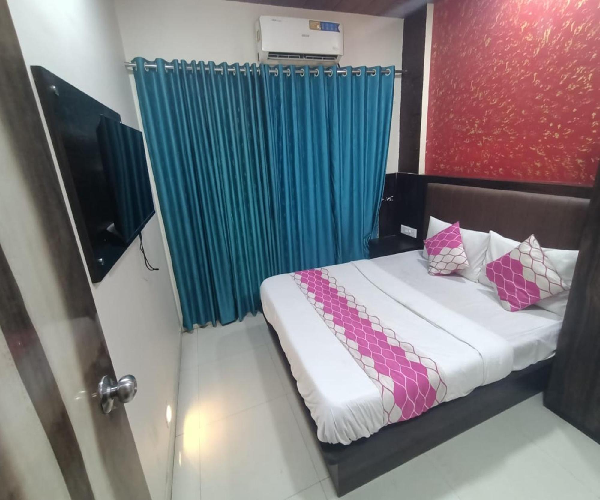 Hotel Om Sai นาวีมุมไบ ภายนอก รูปภาพ