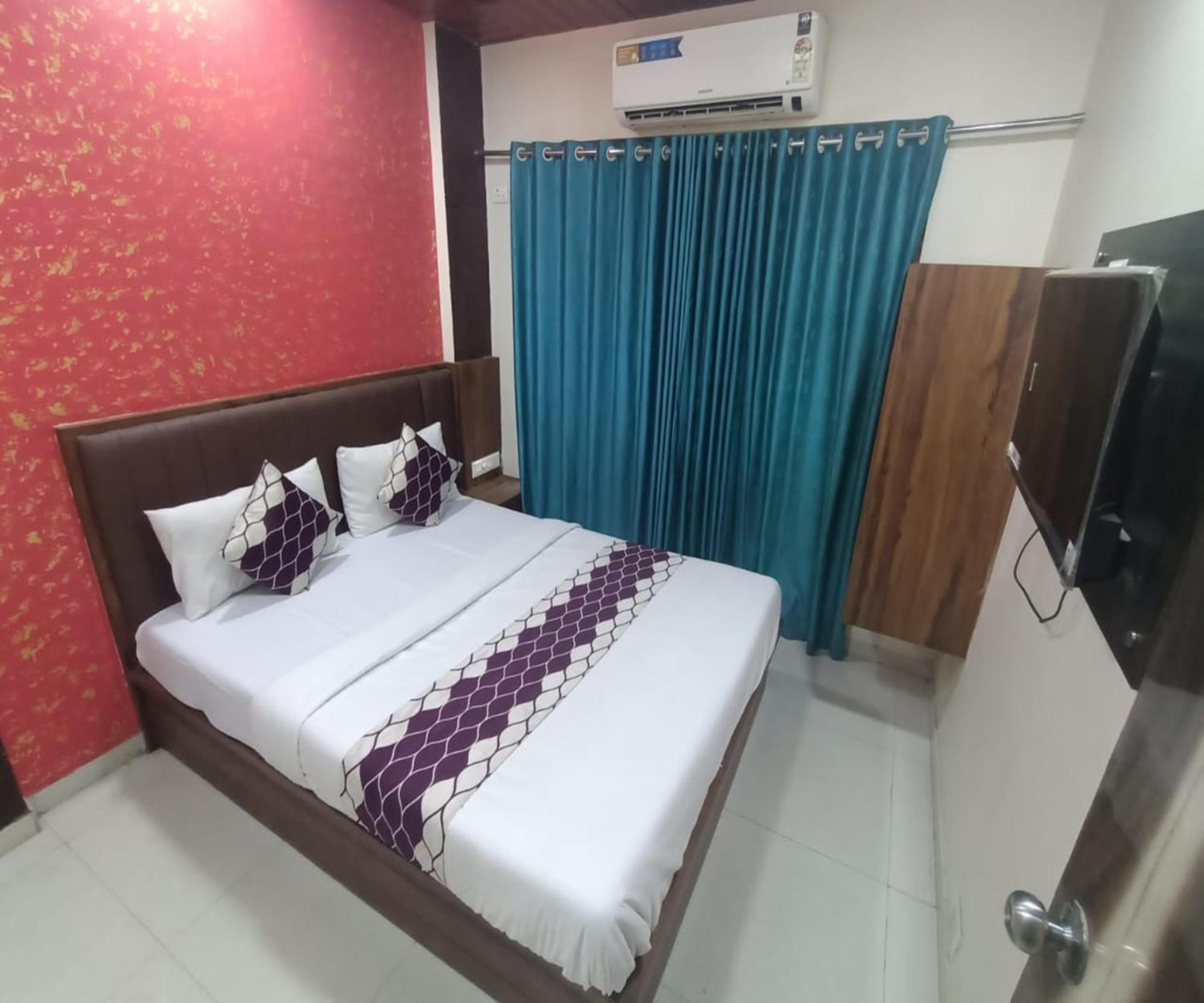 Hotel Om Sai นาวีมุมไบ ภายนอก รูปภาพ