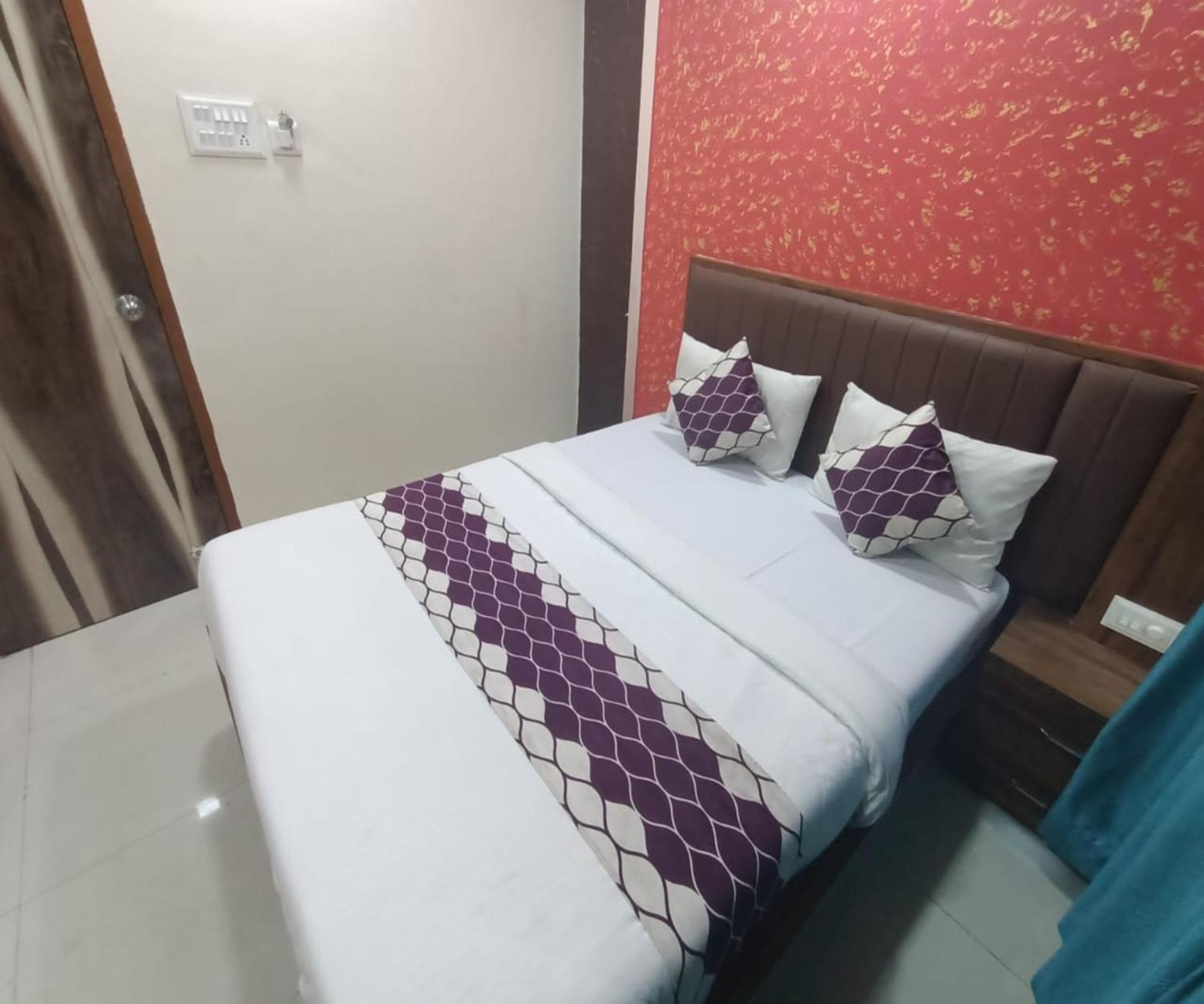 Hotel Om Sai นาวีมุมไบ ภายนอก รูปภาพ